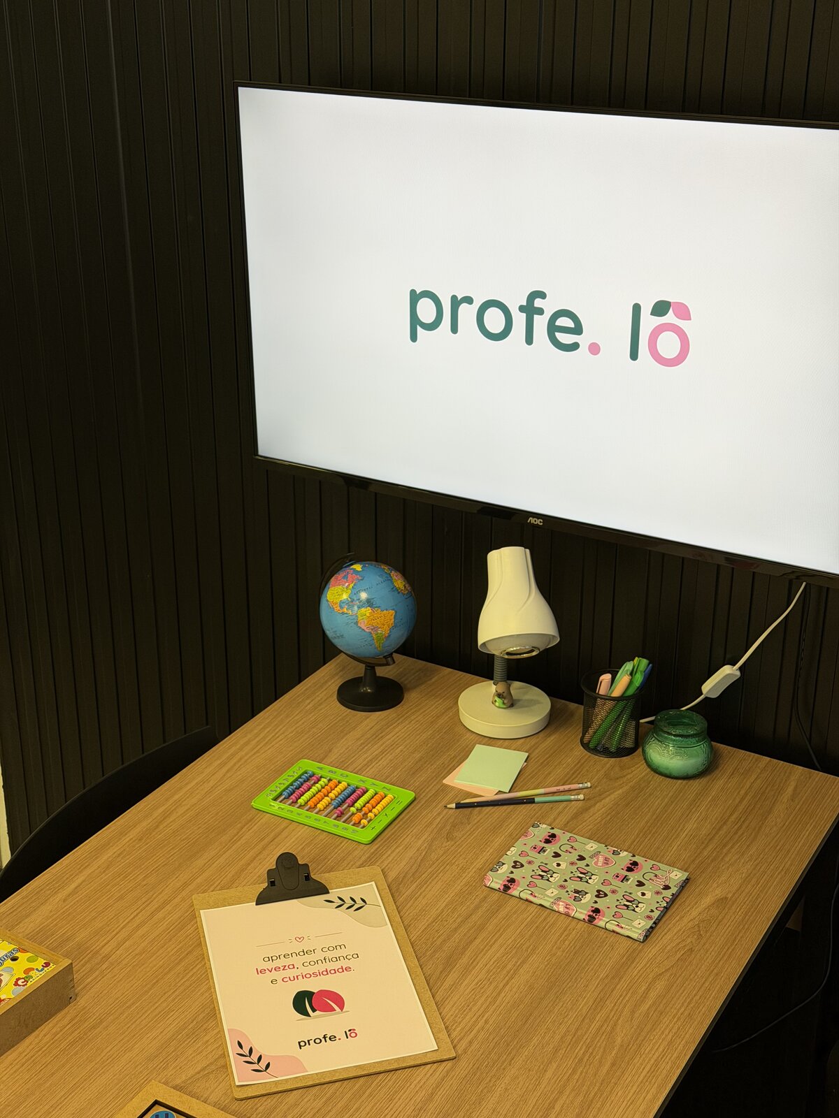Sala de atendimento da Profe Lô — ambiente acolhedor e com baixa estimulação sensorial, no Cabral, Curitiba